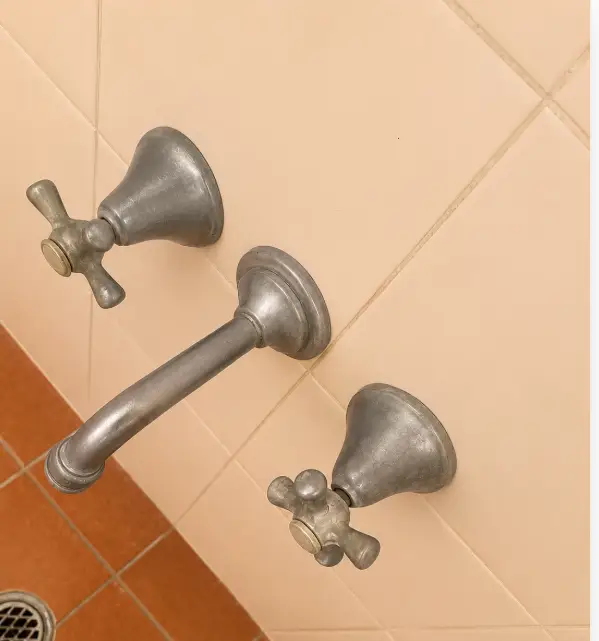 Clean bathroom tiles and tap fixtures after bond cleaning, Perth