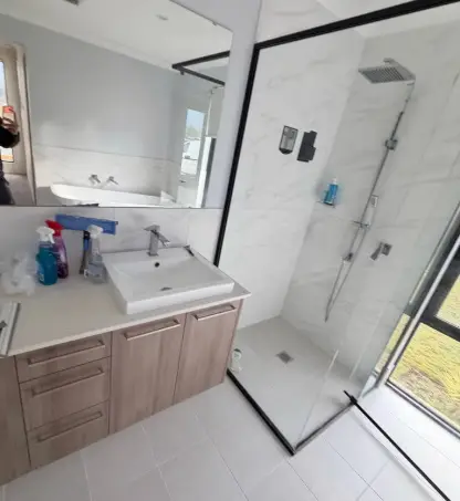 Clean bathroom after bond cleaning, Perth