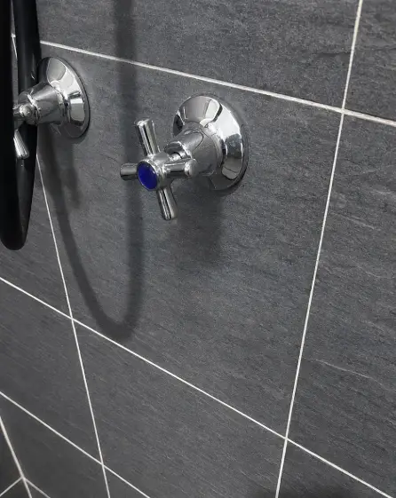 Spotless bathroom tiles after bond cleaning, Perth