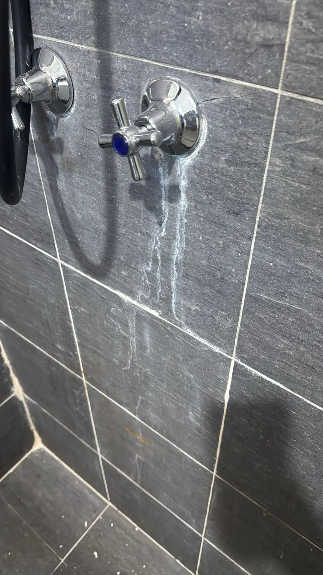 Grimy bathroom tiles before bond cleaning, Perth rental