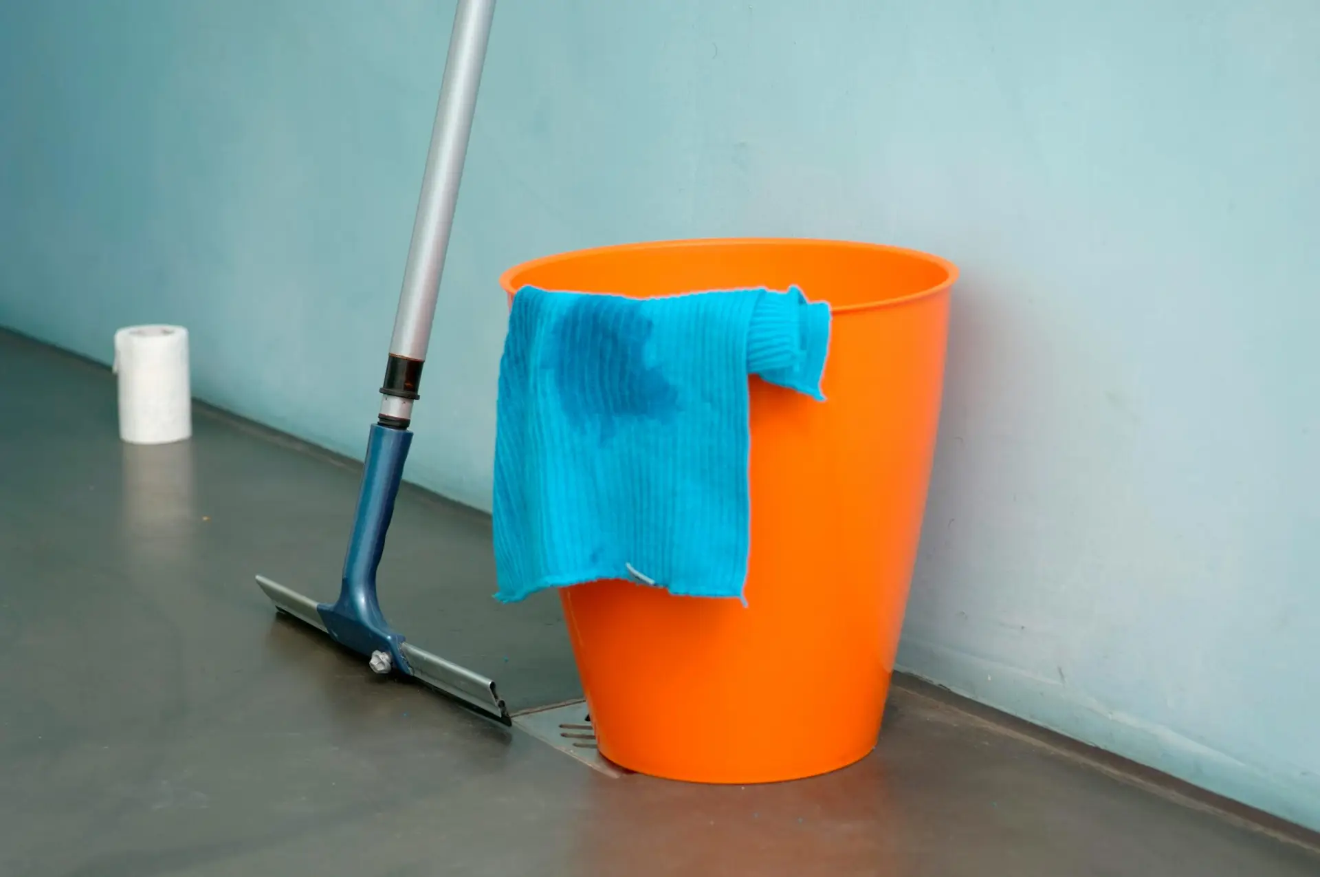 An Urgent Pro house cleaning provider in Gold Coast wiping the dining table, cleaning the stovetop and tidying benchtops during a weekly Gold Coast house clean, with professional equipment visible in a realistic local service setting